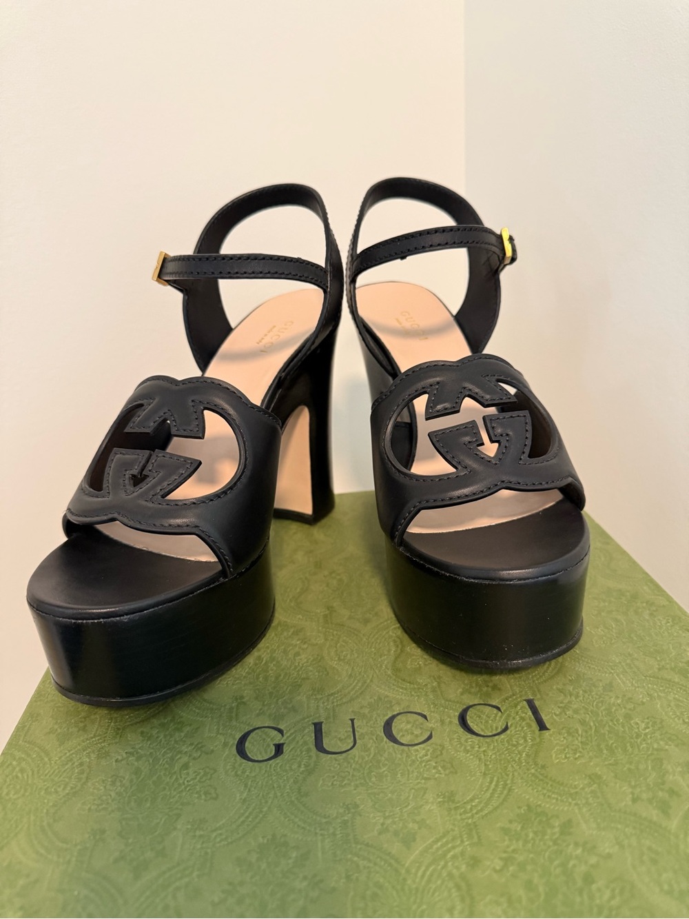 Gucci Cosmo Softy Black Leather Platform Sandals with Cutout GG